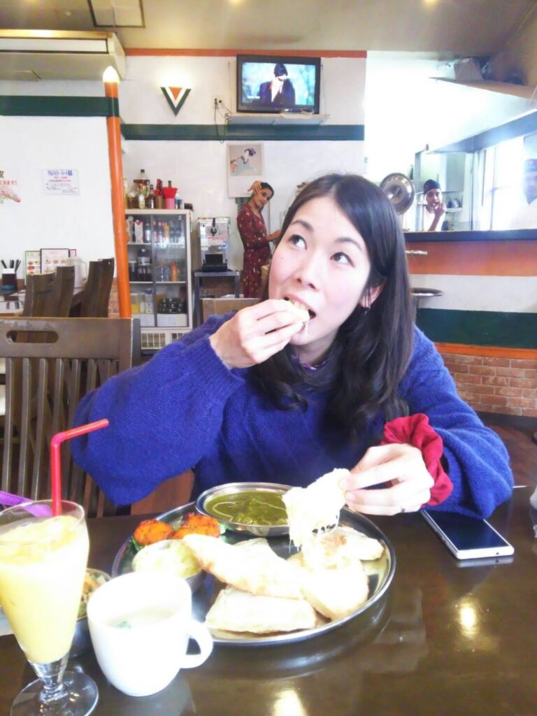 さりげなくポーズをとる店員さん