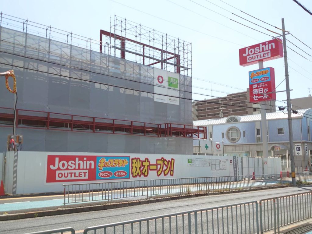 10月末ごろ完成か 堺市北区北花田 ジョーシンアウトレット北花田店 の大きくなった建物ができてきています さかにゅー