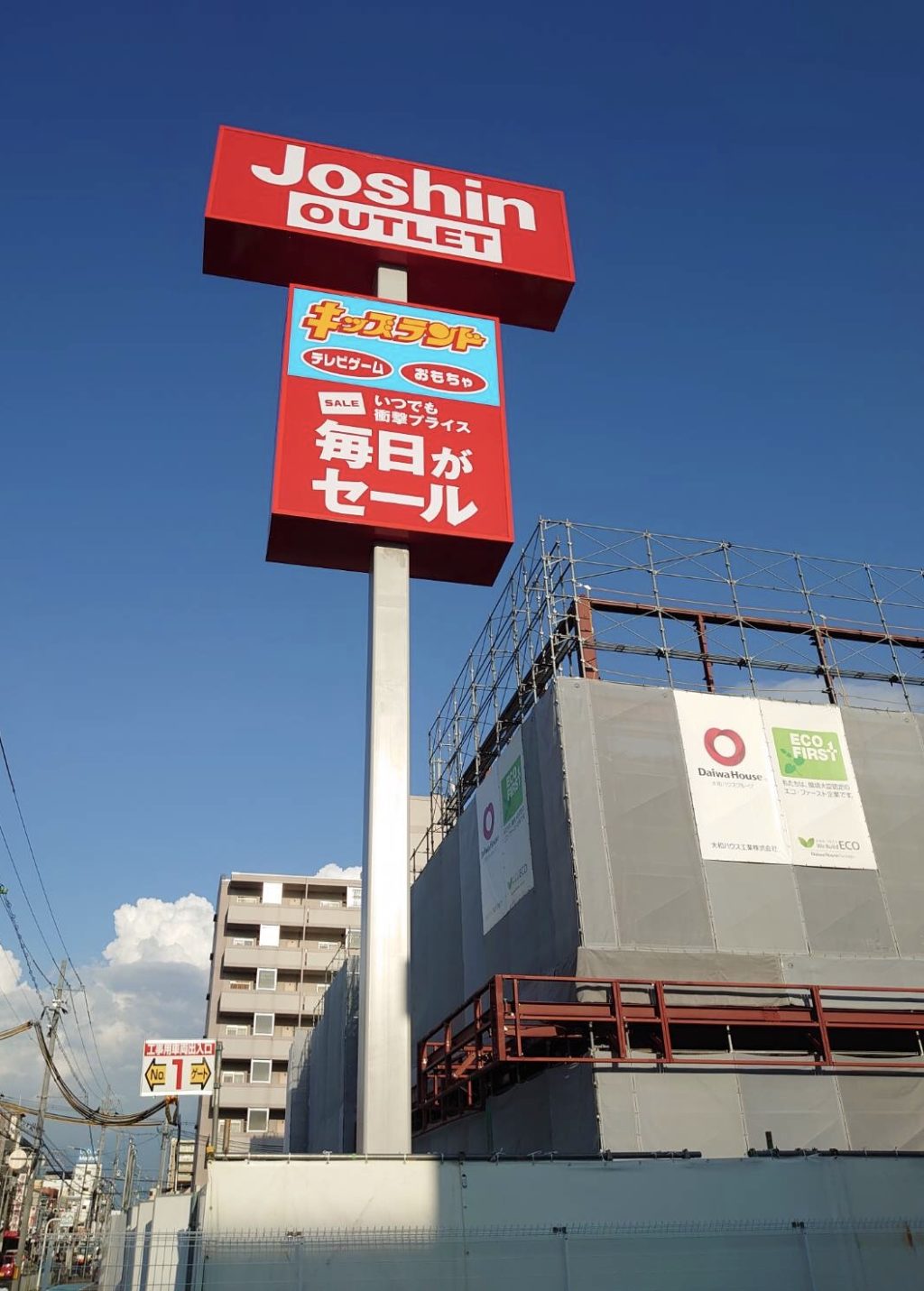10月末ごろ完成か 堺市北区北花田 ジョーシンアウトレット北花田店 の大きくなった建物ができてきています さかにゅー