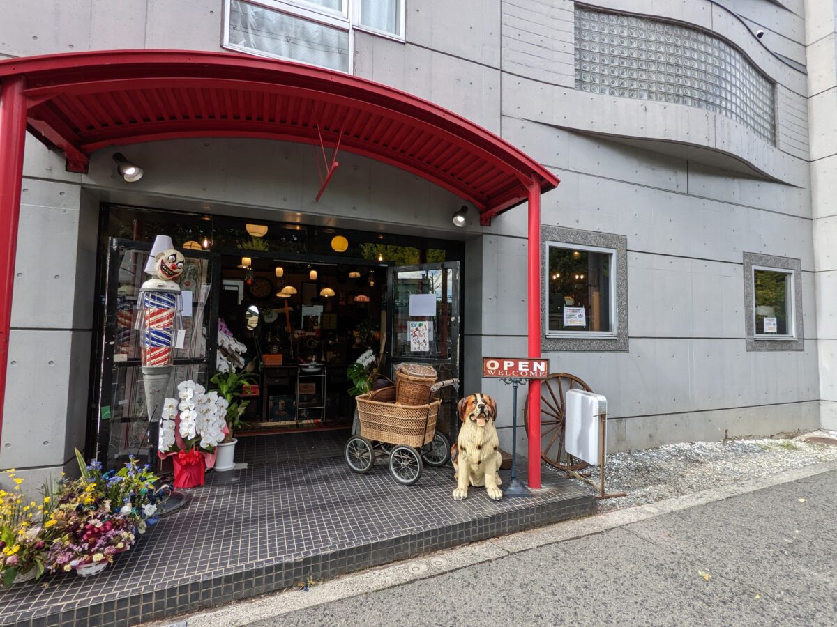 【祝オープン】堺市北区・喫茶スペースもあるオシャレなアンティークショップ『アンティーク家具と喫茶キャバレー』が大泉緑地近くにオープンしていますよ！：